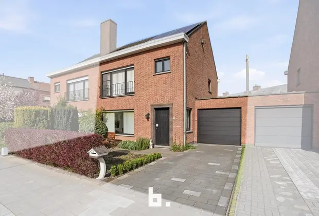 Halfopen gezinswoning met tuin, oprit en garage - Kortrijk - €315.000